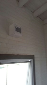 Detalle de la salida de aire caliente dentro de la vivienda.